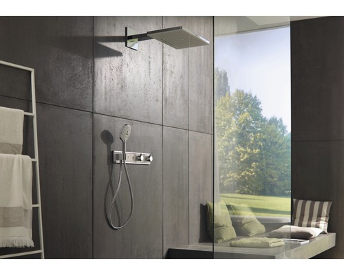 Salle de bains avec douche de tête, douchette à main et porte-serviettes