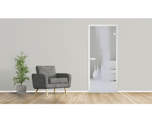 Raumszene mit Glastür, Sessel und Zimmerpflanze für eine helle und freundliche Atmosphäre.