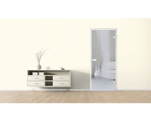 Helle Inneneinrichtung mit Kommode und Glastür