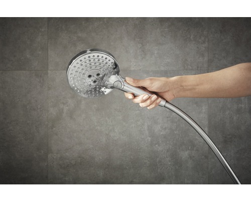 Douchette avec flexible de douche tenue à la main