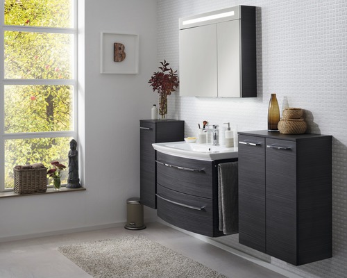 Modernes Badezimmer mit Waschtisch, Spiegelschrank und Fenster für eine helle Atmosphäre.