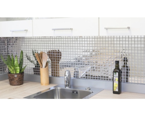 Küchenszene mit Spüle, Armatur und Mosaikfliesen