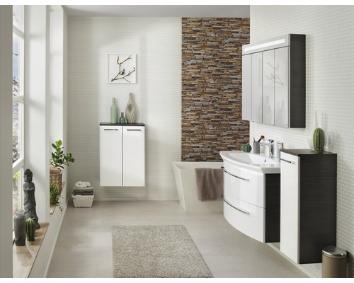 Modernes Badezimmer mit Waschtisch, Spiegelschrank, Hochschrank und Unterbauschrank vor einer Steinwand