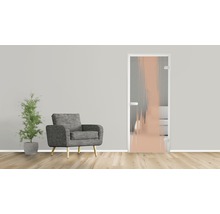 Scène avec une porte en verre à rayures, un fauteuil et une plante en pot dans une pièce.