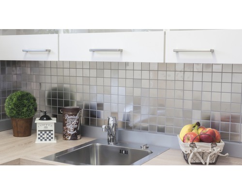 Küchenszene mit Spüle, Armatur, Fliesen und Dekorationen