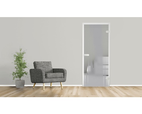 Helle Raumszene mit Sessel und Glastür