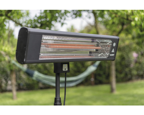 Elektrischer Heizstrahler für den Außenbereich auf einem Ständer