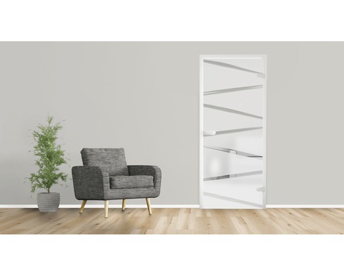 Innenraum mit Sessel, Zimmerpflanze und Designtür