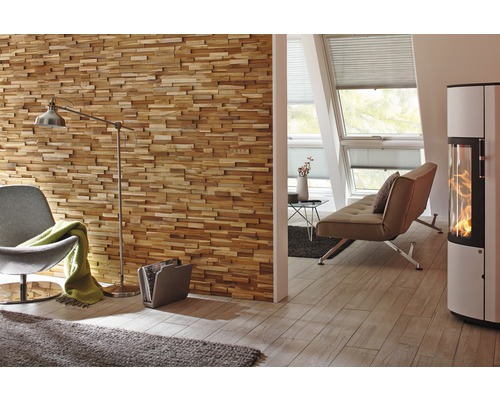 Wohnzimmer mit Holzwand, Lampe, Sessel und Kaminofen