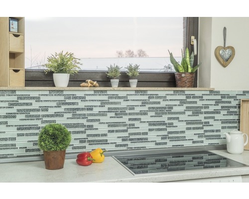 Küchenszene mit Mosaikfliesenwand, Topfpflanzen und Gemüse