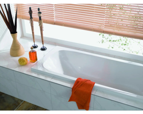 Badezimmer mit Badewanne, Jalousie, Dekoration und Handtuch