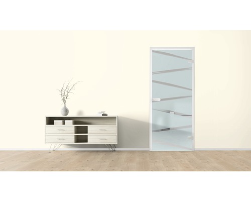 Heller Raum mit Kommode und Glastür