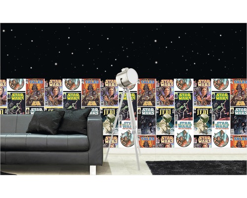 Wohnraum mit Star Wars Comic Tapete, Sofa und Stehlampe