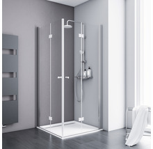 Douche d''angle avec receveur, robinetterie de douche et sèche-serviettes dans une salle de bains