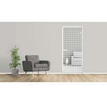 Ambiance intérieure avec porte en verre à motifs carrés, fauteuil et plante d''intérieur