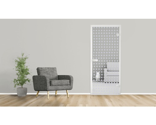 Wohnszene mit Sessel, Zimmerpflanze und Glastür mit quadratischem Dekor