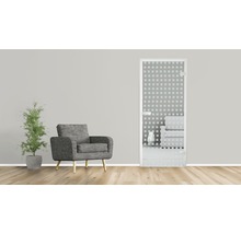 Salle de bain avec porte en verre, fauteuil et plante d''intérieur.