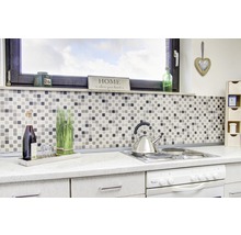 Scène de cuisine avec des carreaux de mosaïque, des décorations et une cuisinière