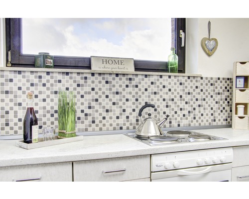 Scène de cuisine avec des carreaux de mosaïque, des décorations et une cuisinière