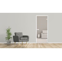 Salon avec fauteuil et porte en verre avec décor