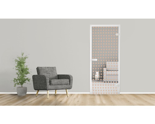 Wohnraum mit Sessel und Glastür mit Dekor