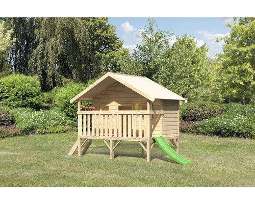Spielhaus aus Holz mit Rutsche im Garten