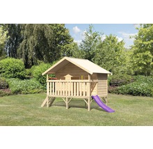 Holzspielhaus mit Rutsche im Garten