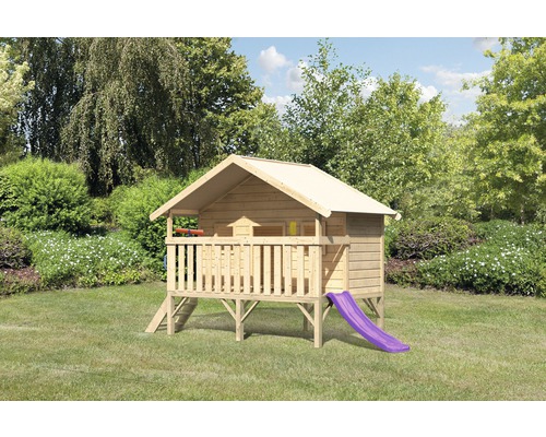 Holzspielhaus mit Rutsche im Garten