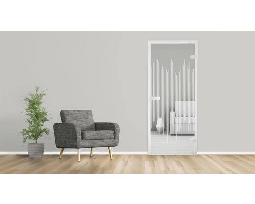 Intérieur avec porte en verre, fauteuil et plante d''intérieur