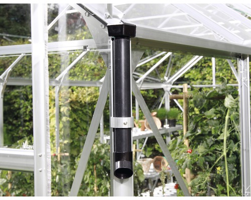 Regenfallrohr-Set Vitavia für Venus, Apollo, Calypso, Merkur, Mars, Uranus, Cassandra, Diana, Ida 2 Fallrohre inkl. Anschlußstücken und Endstopfen Detailaufnahme eines Gewächshauses mit Regenrinne und Fallrohr.