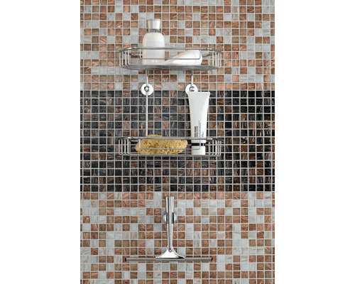 Duschregal mit Shampoo, Tube, Schwamm und Abzieher an Mosaikwand