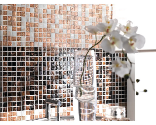 Wandgestaltung mit Mosaikfliesen und Blumenvase