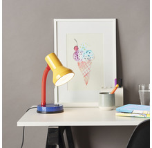Bureau avec lampe colorée, image et matériel de bureau