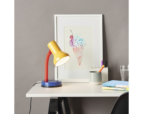Bureau avec lampe colorée, image et matériel de bureau