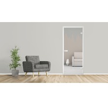 Intérieur avec porte en verre, fauteuil et plante d''intérieur.