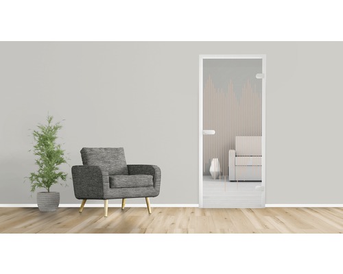 Intérieur avec porte en verre, fauteuil et plante d''intérieur.