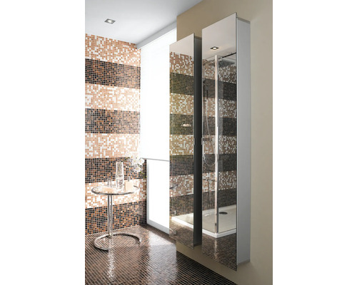 Badezimmer mit Mosaikfliesen und Spiegelschrank mit Dusche