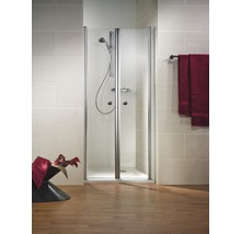 Cabine de douche avec robinetterie, pomme de douche et serviettes dans la salle de bain