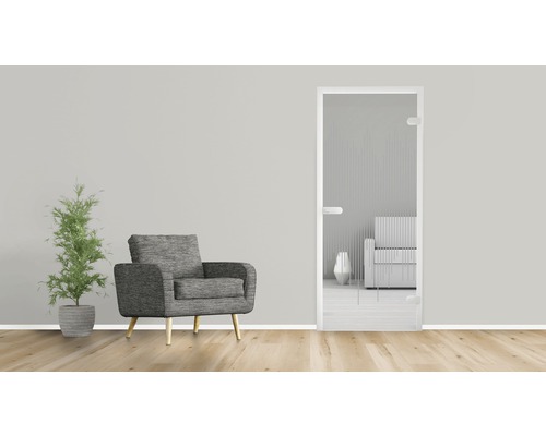 Salon avec fauteuil, plante d''intérieur et porte en verre