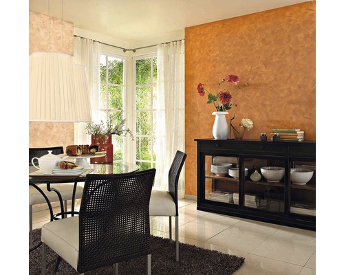 Esszimmer mit Tisch, Stühlen und Anrichte