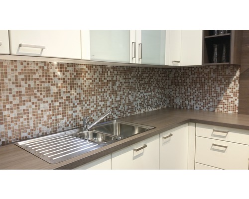 Küchenspüle mit Mosaikfliesen an der Wand