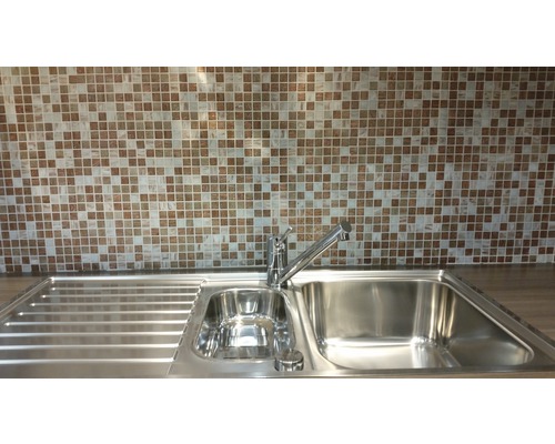 Küchenspüle aus Edelstahl mit Armatur und Mosaikfliesen