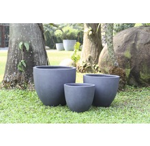 Drei graue Pflanzgefäße in verschiedenen Größen auf einer Rasenfläche