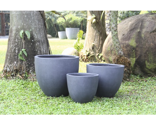 Drei graue Pflanzgefäße in verschiedenen Größen auf einer Rasenfläche