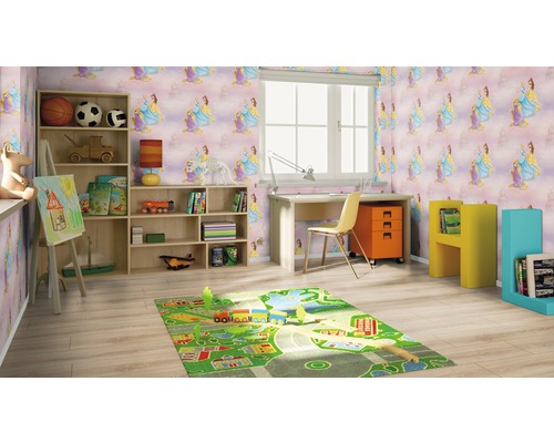 Kinderzimmer mit gemusterter Tapete, Regal, Schreibtisch und Spielteppich