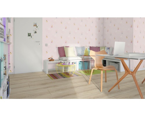 Helles Arbeitszimmer mit Schreibtisch, Stuhl und rosa Tapete mit Feenmotiven