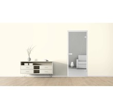 Wohnzimmer mit Kommode, Dekoration und Glastür