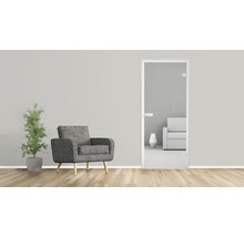 Wohnzimmer mit Sessel, Topfpflanze und Glastür