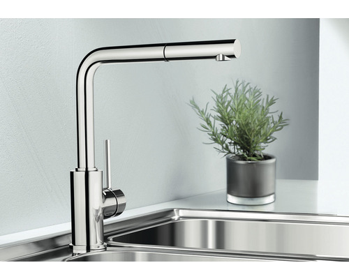 Küchenarmatur mit Ausziehbrause im Spülbecken