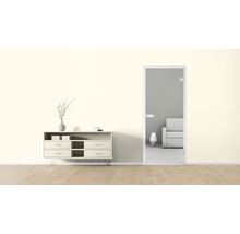 Intérieur lumineux avec commode, décoration et porte en verre donnant sur le salon